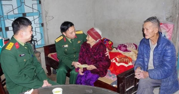 Sư đoàn 968 thăm, tặng quà Tết gia đình chính sách và người nghèo
