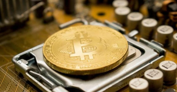 Bitcoin lao dốc cùng vàng