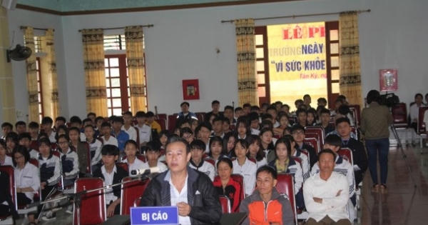 Bất chấp luật pháp, đối tượng chở cả ô tô pháo đi bán