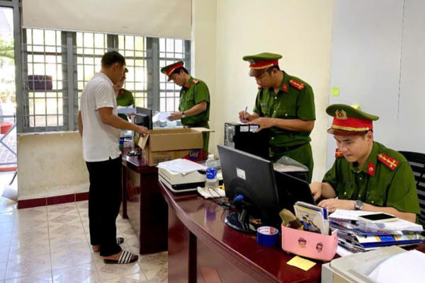 Khởi tố, bắt tạm giam Kế toán trưởng và Thủ quỹ Trường Cao đẳng Công thương miền Trung