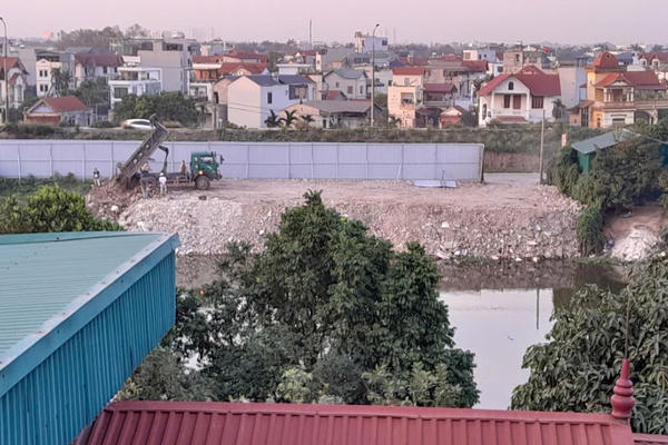 Cần làm rõ việc đổ phế thải xây dựng lấp bờ đầm tại xã Bát Tràng