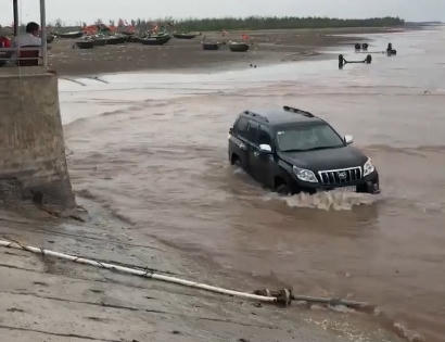 Thót tim clip nam thanh niên điều khiển xế hộp đùa giỡn với "thủy thần"