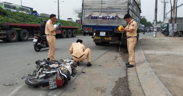 Xe tải kéo lê xe máy và người hơn 50 mét, tài xế xe máy tử vong