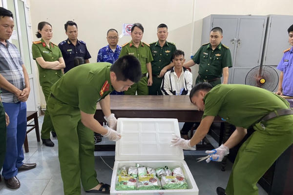 Hà Tĩnh: Bắt 2 vợ chồng vận chuyển 30 kg ma túy đá