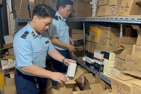 Phát hiện kho nước hoa nghi giả thương hiệu nổi tiếng tại quận Hoàn Kiếm