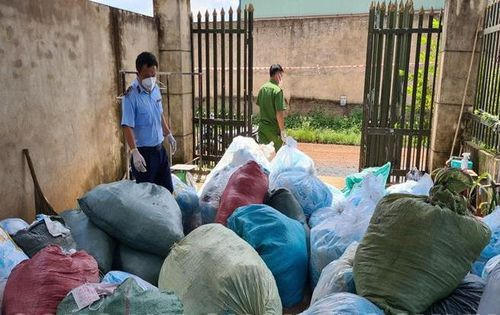 Bắt quả tang vụ vận chuyển hơn 1 tấn khẩu trang không rõ nguồn gốc