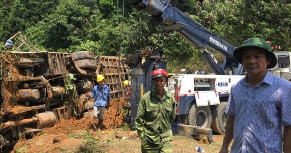 Vụ xe khách rơi xuống vực tại Cao Bằng: Cẩu phương tiện bị nạn ra khỏi hiện trường để tìm kiếm nạn nhân