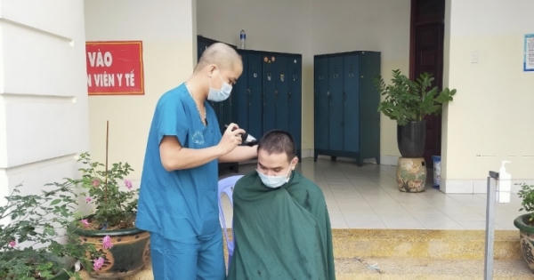 Các bác sĩ cùng nhau cạo đầu, quyết tâm chống dịch
