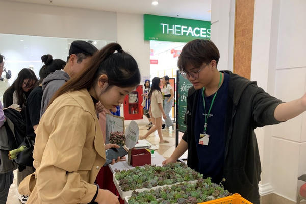 "Đổi chai nhựa lấy sen đá" – Giới trẻ lan tỏa lối sống xanh