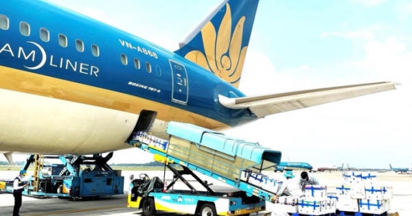 Hàng tăng, khách tăng, phi công đỡ 'nhớ' bầu trời