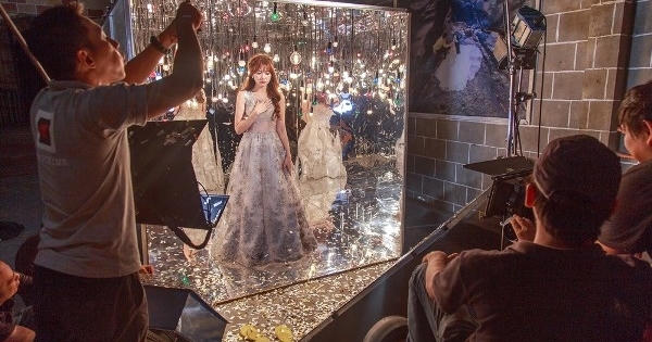Hari Won tung ảnh tình tứ cùng trai lạ trong MV Anh cứ đi đi