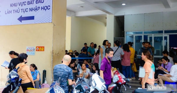 “Dẹp” tình trạng xếp hàng xin đi học