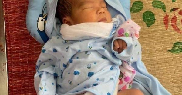 Mở chiếc giỏ nhựa giữa đêm phát hiện một bé trai phía trong Mở chiếc giỏ nhựa giữa đêm phát hiện một bé trai phía trong