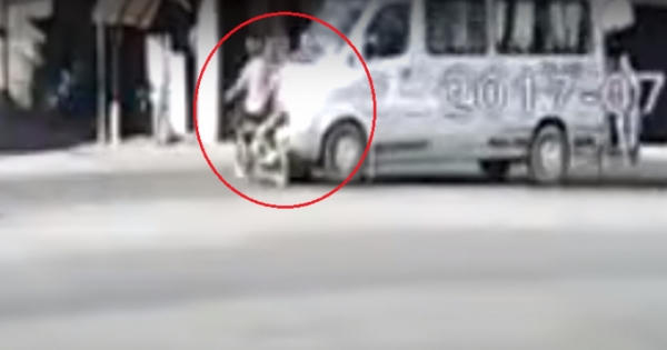 [Clip]: Nam thanh niên sang đường ẩu bị ô tô đâm trực diện