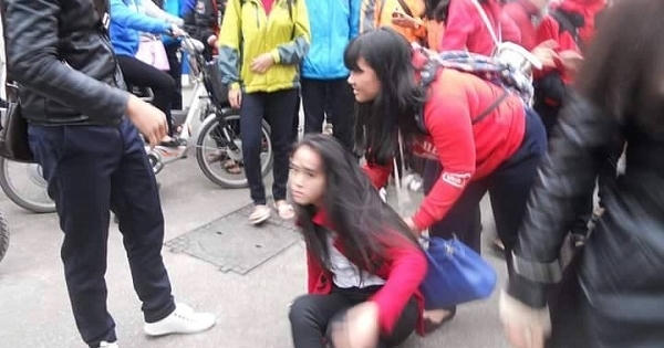 Huế: Nữ sinh lớp 10 bị đánh hội đồng ngay trước cổng trường