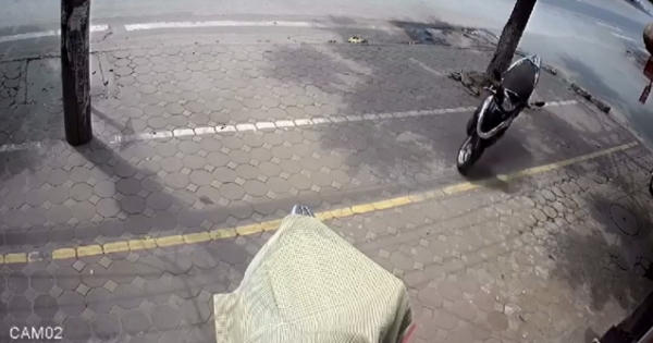 [Clip]: Honda Lead không người lái, băng qua đường "đốn đổ" hàng loạt xe máy trên vỉa hè