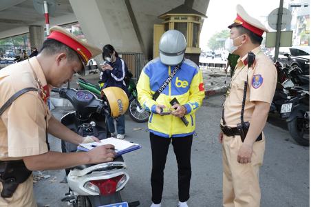 Hà Nội: Nhiều tài xế xe ôm công nghệ đi ngược chiều, che biển số bị xử lý
