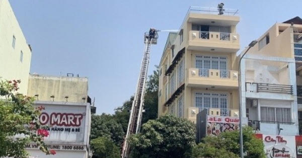 TP HCM: Giải cứu thành công 2 người bị mắc kẹt trong đám cháy TP HCM: Giải cứu thành công 2 người bị mắc kẹt trong đám cháy