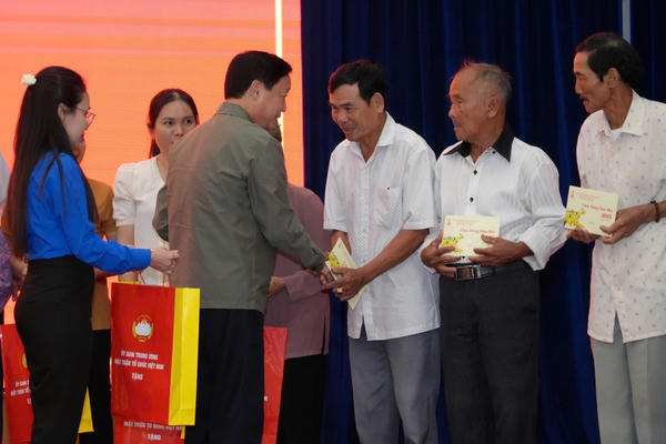 Phó Thủ tướng Trần Hồng Hà tặng quà cho người dân huyện Châu Đức