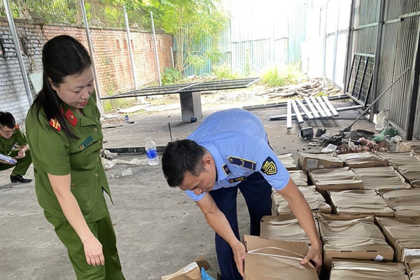 Hà Nội: Tạm giữ hơn 1 tấn chân giò lợn có dấu hiệu nhập lậu
