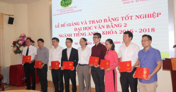 Đại học Kinh doanh Công nghệ tổ chức lễ trao bằng tốt nghiệp văn bằng 2 chuyên ngành tiếng Anh