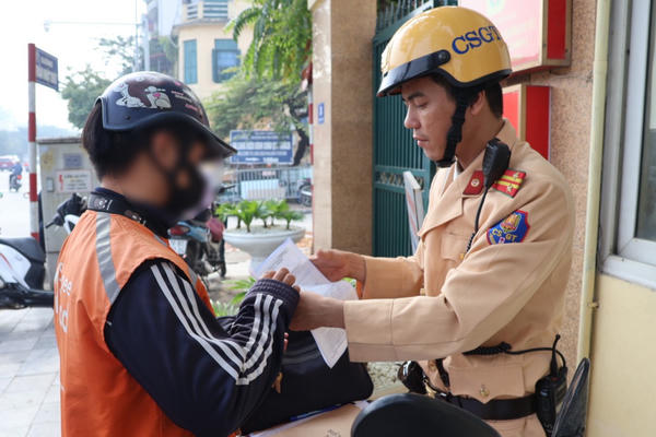 CSGT xử lý hàng chục trường hợp che, dán biển số và sử dụng điện thoại khi điều khiển phương tiện
