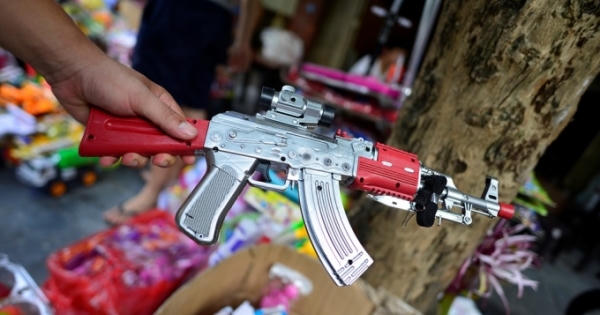 Đồ chơi bạo lực tràn ngập chợ trung thu