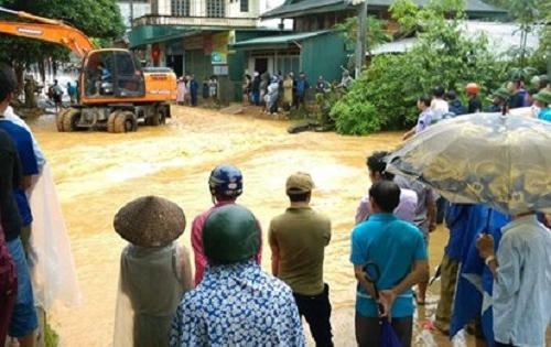 Mưa lũ làm nhà cửa, gia súc bị cuốn trôi, giao thông tê liệt ở Điện Biên
