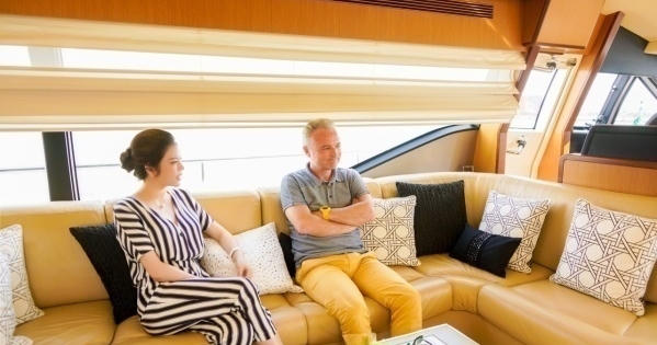 Lý Nhã Kỳ khoe du thuyền triệu đô, dẫn nhà sản xuất Pháp dạo sông Sài Gòn Lý Nhã Kỳ khoe du thuyền triệu đô, dẫn nhà sản xuất Pháp dạo sông Sài Gòn