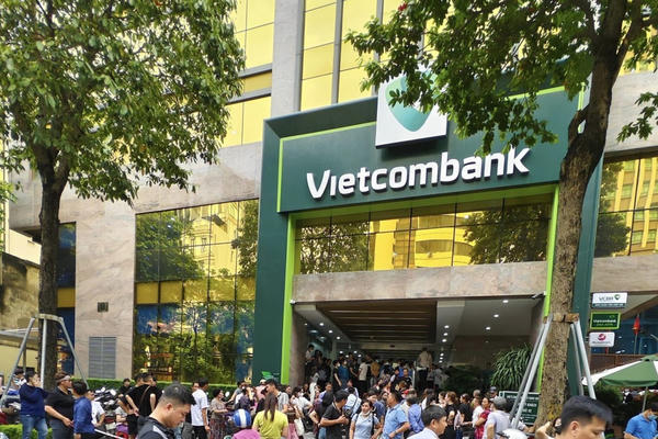 Rồng rắn xếp hàng mua vàng, khách hàng vẫn phải về... tay trắng