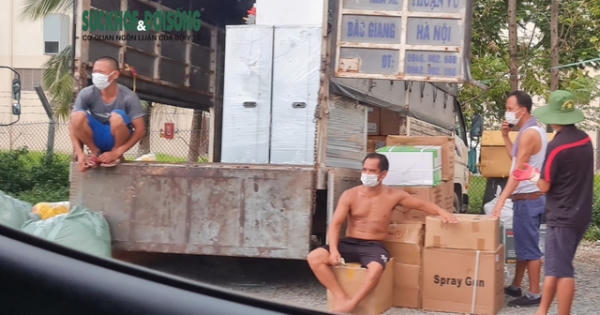 Hàng trăm người đang tụ tập bên trong bãi xe “lậu” giữa cao điểm dịch bệnh