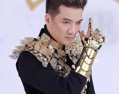 Đàm Vĩnh Hưng cầu kỳ tự mua sắm và  trang trí cây thông Noel