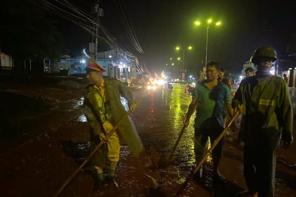 Khắc phục sự cố sạt lở trên tuyến quốc lộ 13 qua Đồng Nai Khắc phục sự cố sạt lở trên tuyến quốc lộ 13 qua Đồng Nai