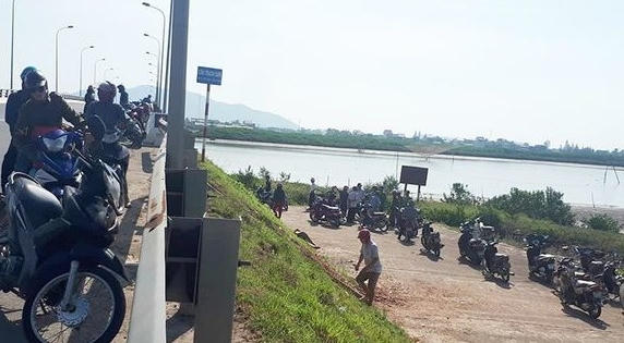 Chồng đi chợ mua thức ăn, vợ ở nhà ra cầu tự vẫn