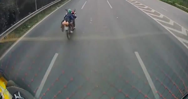 Hà Nội: Xử lý "tài xế nằm yên xe máy, lao vun vút trên Đại lộ Thăng Long"