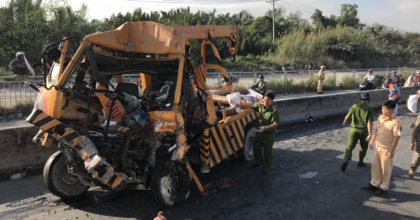 Xe cứu hộ bẹp dúm, 3 người tử vong sau cú tông kinh hoàng