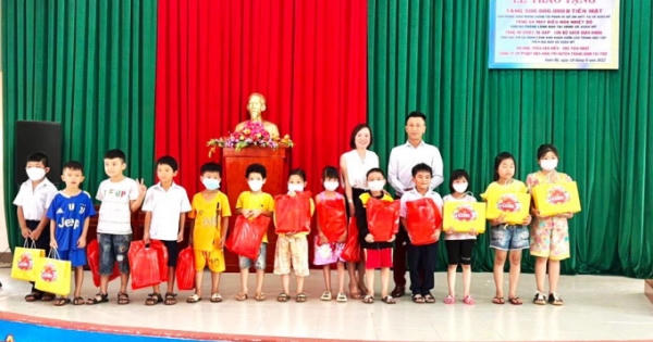 Công ty Khai Trí trao nhiều phần quà ủng hộ tại huyện Cẩm Mỹ Công ty Khai Trí trao nhiều phần quà ủng hộ tại huyện Cẩm Mỹ