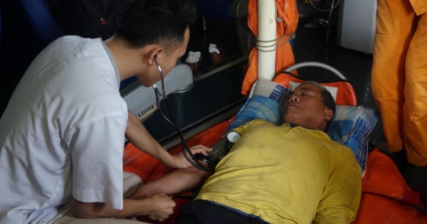 Cứu nạn thuyền trưởng tàu đánh cá bị liệt nửa người khi đi biển