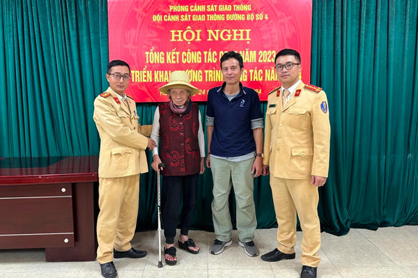 Hà Nội: Cán bộ Đội CSGT số 4 giúp đỡ cụ bà 84 tuổi bị lạc đường trở về nhà