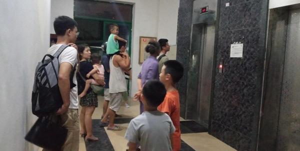 Hà Nội: Cháy chung cư lúc nửa đêm, chuông báo cháy "kiên quyết" không kêu Hà Nội: Cháy chung cư lúc nửa đêm, chuông báo cháy "kiên quyết" không kêu