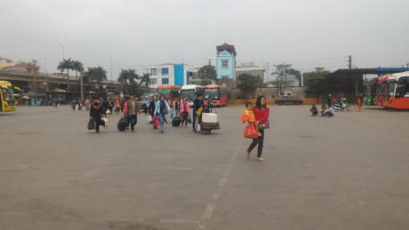 Bến xe phía Nam Hà Nội vắng vẻ lạ thường chiều mùng 5 Tết