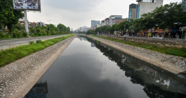 Sông Tô Lịch đổi màu đen kịt sau những ngày trong xanh