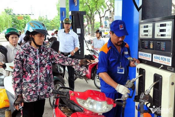 Chiều 6/3, giá xăng RON 95 giảm hơn 700 đồng một lít