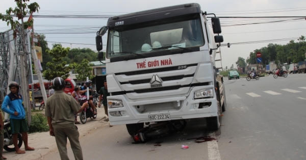 Bình Dương: Nam thanh niên bị xe bồn cán nát hai chân