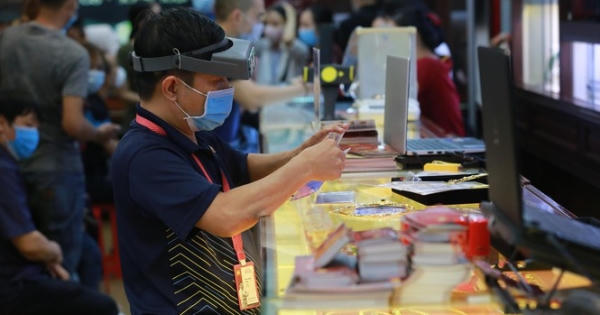 Sốt vàng, Bitcoin, chứng khoán: Hưng phấn và lo sợ
