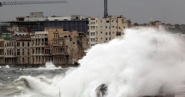 Cuba chìm trong biển nước sau siêu bão Irma