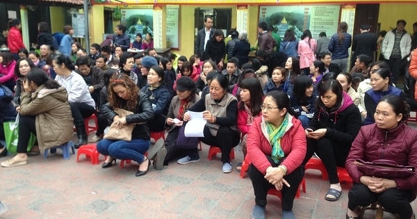 Người dân tấp nập kéo về các chùa ngày Tết Nguyên tiêu