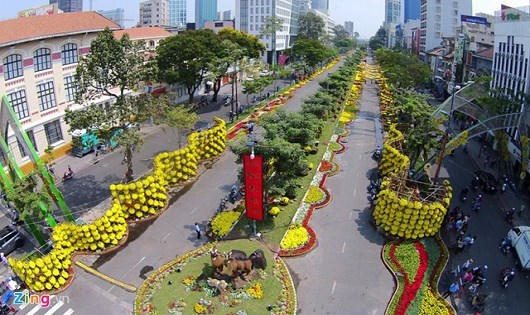 Sinh viên ăn Tết xa nhà để bảo vệ đường hoa Nguyễn Huệ