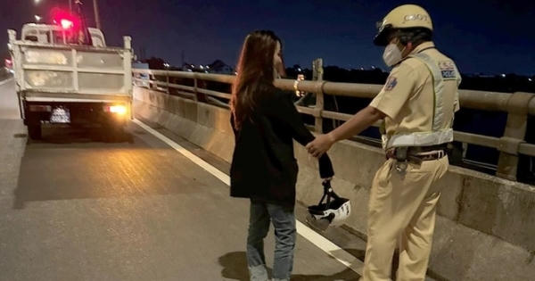 CSGT cứu cô gái định nhảy cầu tự tử ngày mùng 4 Tết