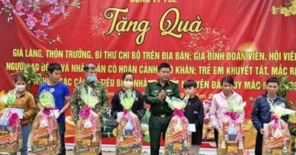 Trao 425 suất quà đến người dân khó khăn và gia đình chính sách tại Kon Tum